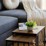 Modern For 4 People Bright & Functional Interiors By Renters 公寓