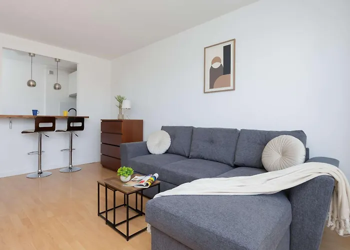 Modern For 4 People Bright & Functional Interiors By Renters شقة *